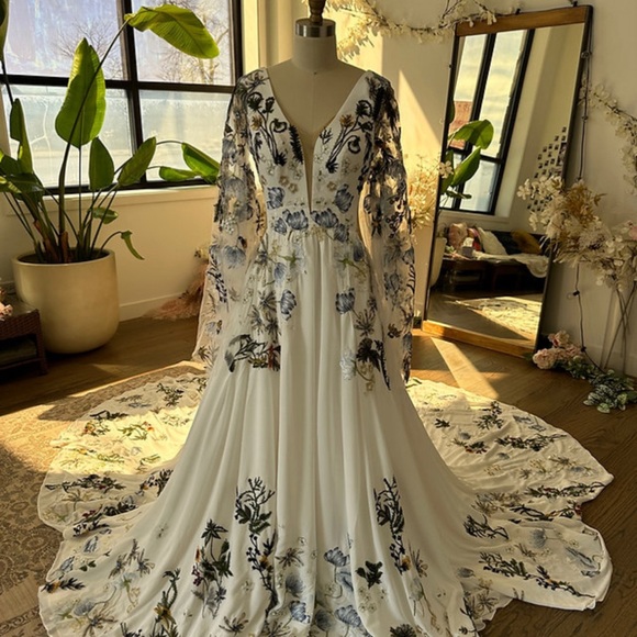 Flora & Lane “Flora” non traditional wedding dress - size 10 - Picture 5 of 8